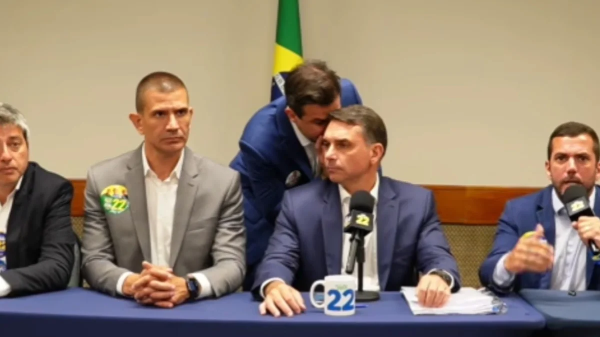 Flávio diz que Lula usou "amigos do Judiciário" para "censurar debate"