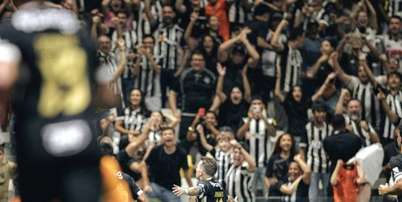 Reinier abre o placar e celebra com a galera. Vit&oacute;ria sobre o City Torque deixa o Galo com um p&eacute; na final da Sula. Foto: Pedro Souza / Atl&eacute;tico / Jogada10