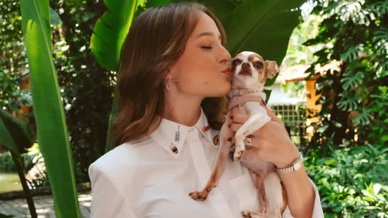 Truque de styling: Larissa Manoela atualiza camisa branca com broches para o programa 'É de Casa'