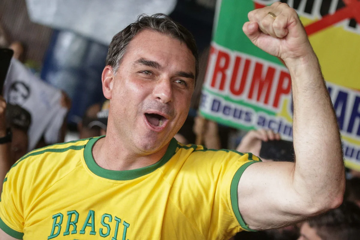 Imagem da matéria: Flávio Bolsonaro vê “fim da era do PT” após avançar ao 2º turno com Lula