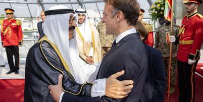 Foto divulgada pelo Diwan do Emir do Kuwait em 19 de outubro de 2026 mostra o emir do Kuwait, xeque Mechaal al-Ahmad al-Jaber al-Sabah (&agrave; esquerda), recebendo o presidente franc&ecirc;s Emmanuel Macron no Aeroporto Internacional do Kuwait, na Cidade do Kuwait. Foto: AFP - - / RFI