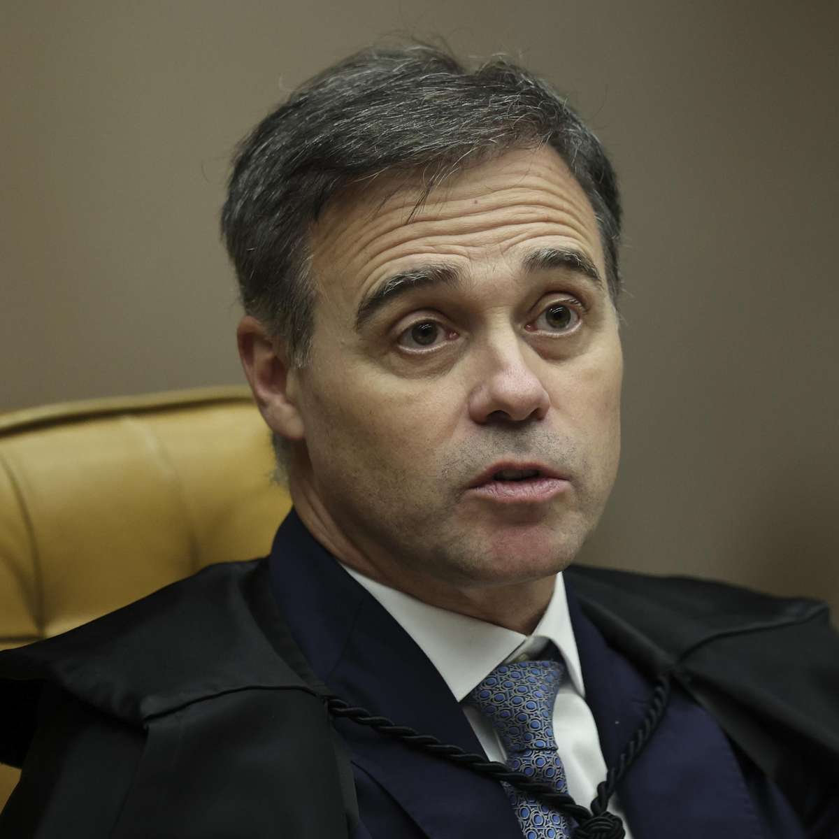 André Mendonça multa Flávio Bolsonaro após candidato impulsionar post com críticas a Lula