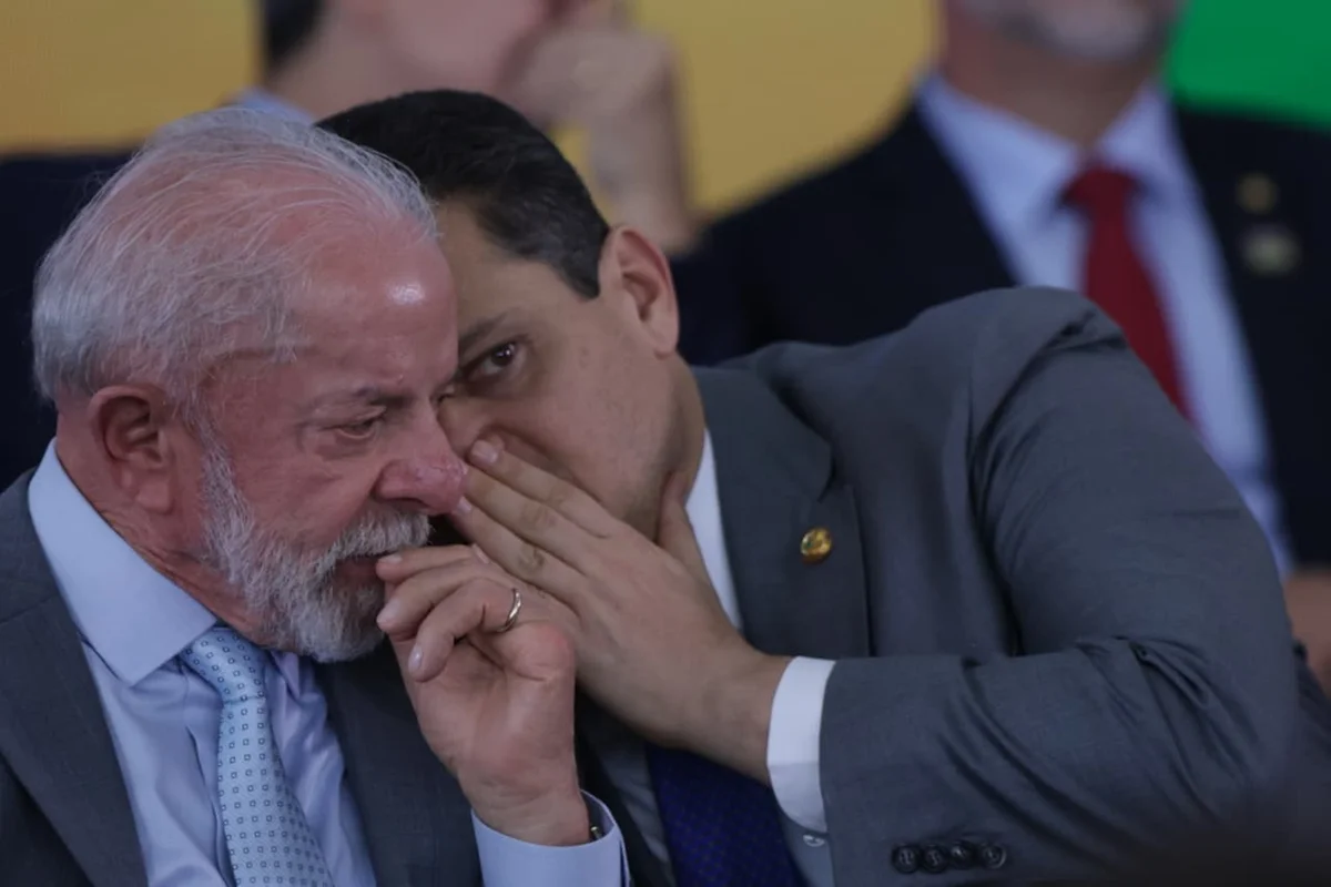 Imagem da matéria: Governo prepara calendário especial da 6x1 e Alcolumbre diz que vai votar