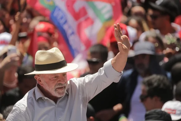 Com 6x1 e passe livre, Lula aposta em medidas populares para 2º turno