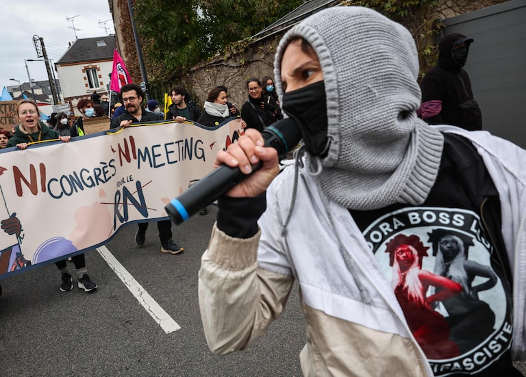 Protestos na França: 135 pessoas foram presas; polícia usa bombas para conter manifestações
