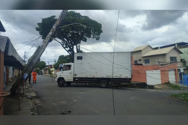 Fio de energia cai sobre caminhão e deixa três pessoas presas em BH