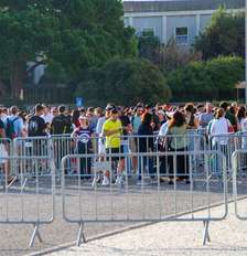Eleição 2026: Eleitores brasileiros aguardam na fila para entrar nos locais de votação da Universidade de Lisboa Foto: THAMIRIS SOUZA/FOTOARENA/ESTADÃO CONTEÚDO