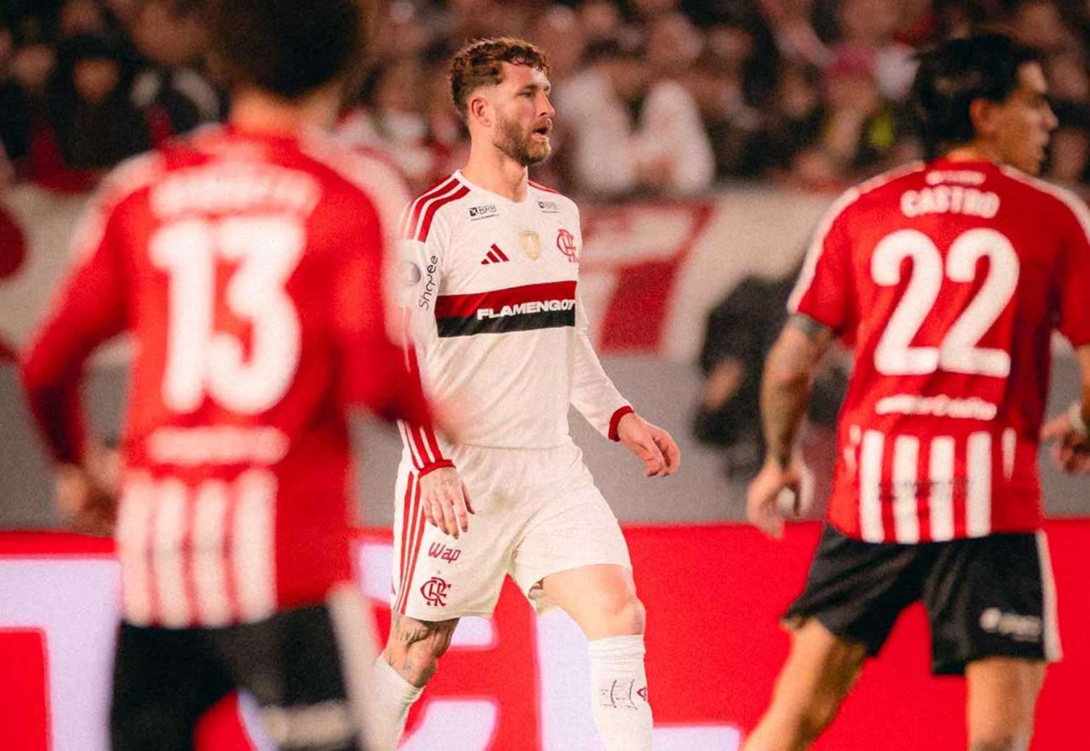 L&eacute;o Pereira em a&ccedil;&atilde;o na partida entre Estudiantes e Flamengo, pela Libertadores &ndash;