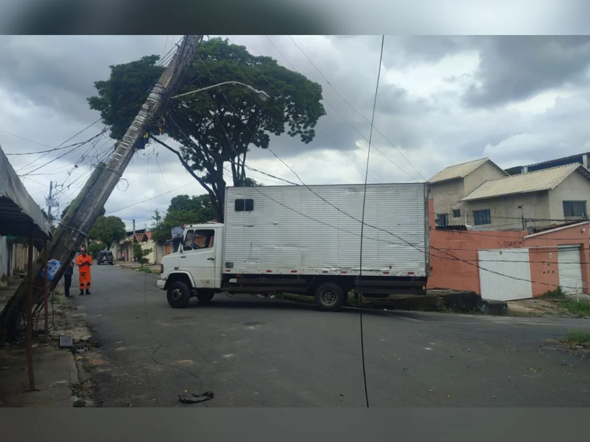 Fio de energia cai sobre caminhão e deixa três pessoas presas em BH