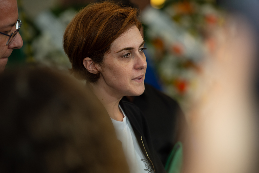 Mila Seidl no velório de Lito Sousa — Foto: Eduardo Martins / Brazil News