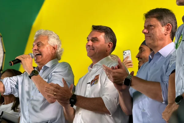 Ronaldo Caiado anuncia apoio a Flávio Bolsonaro no 2º turno