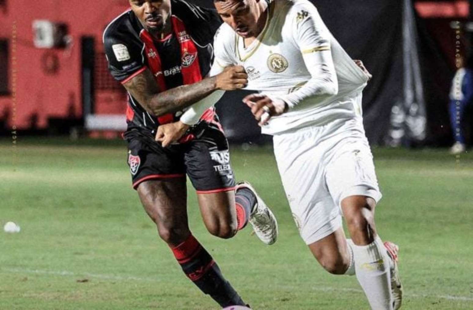 Cac&aacute;, zagueiro do Vit&oacute;ria, busca impedir avan&ccedil;o de atacante da Chapecoense, no Barrad&atilde;o &ndash;