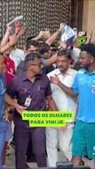 Vini Jr. atende torcedores que estão na porta do hotel da seleção brasileira!