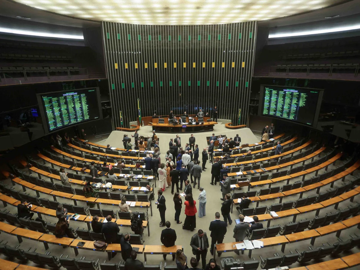 Câmara: 301 deputados se reelegem; 183 exercerão primeiro mandato