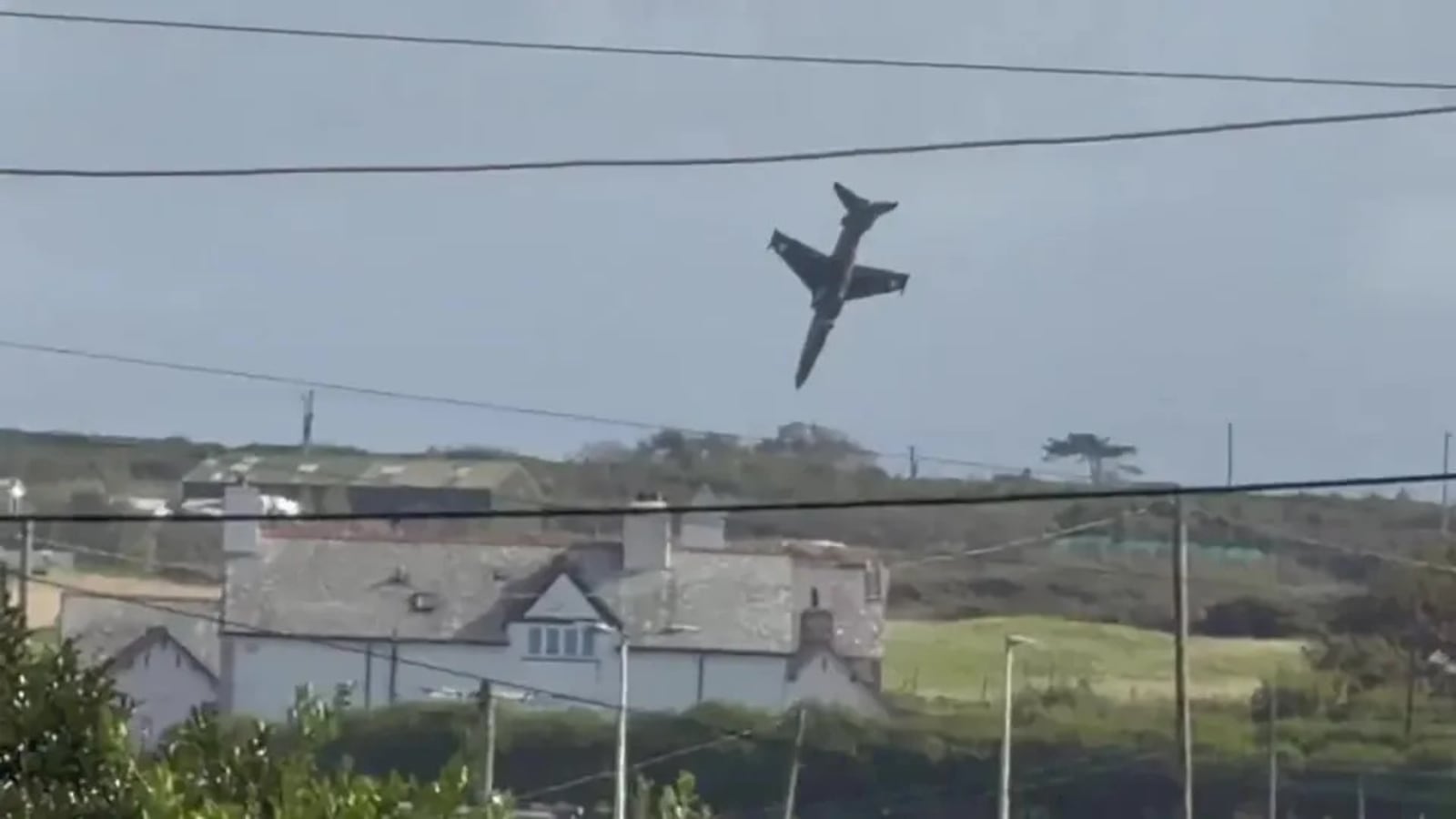 Caça Hawk T2 de 20 milhões de libras caiu próximo a casas em área rural Reprodução vídeo redes sociais