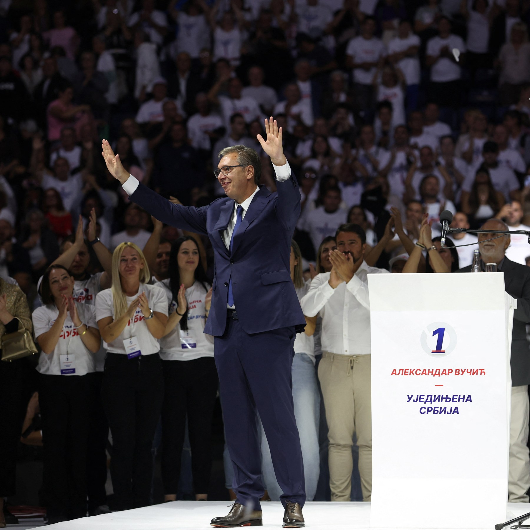 O líder populista sérvio Vucic lança campanha para primeiro-ministro
