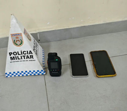 Dois homens são presos pela PM com carro clonado e celulares roubados em São Gonçalo (RJ)