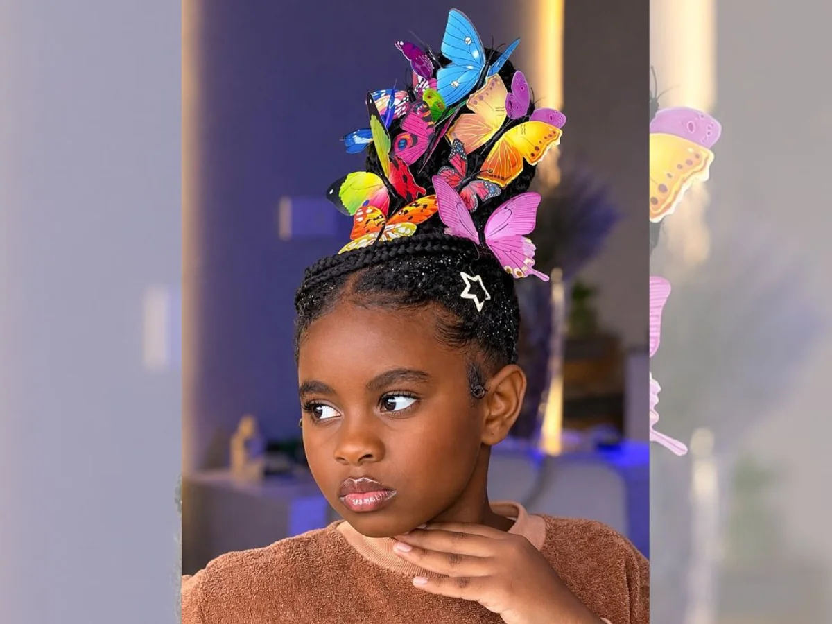 Mãe capricha e faz surpreendente penteado com borboletas na filha