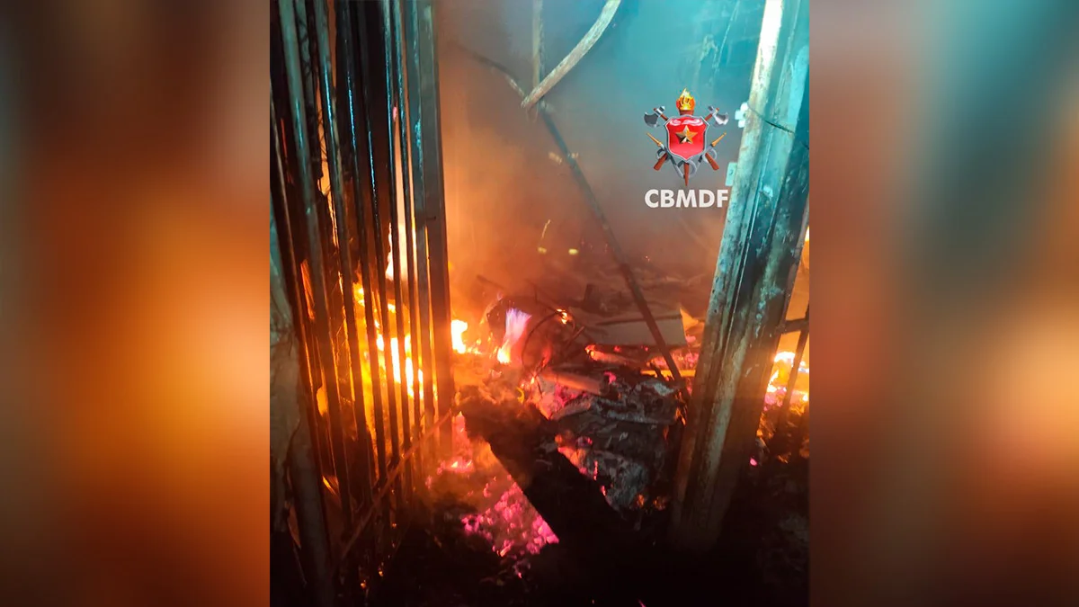 Bombeiros combatem incêndio residencial em Samambaia Norte