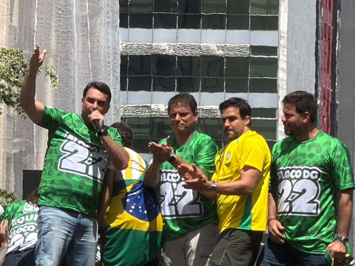 Flávio faz discurso rápido, diz que irá ‘poupar a voz’ para debate na Band em ato em SP