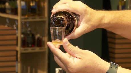 Cachaça só é produzida no Brasil? Saiba por que a bebida é considerada ouro líquido no país
