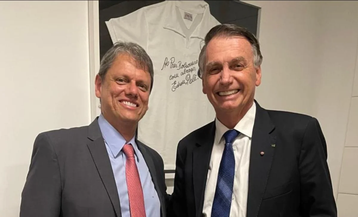 Tarcísio e Bolsonaro durante reunião na casa do ex-presidente, em Brasília