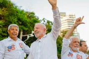 Presidente Lula, governador Jerônimo Rodrigues (PT) e senador Jaques Wagner (PT) durante comício em Salvador (BA)