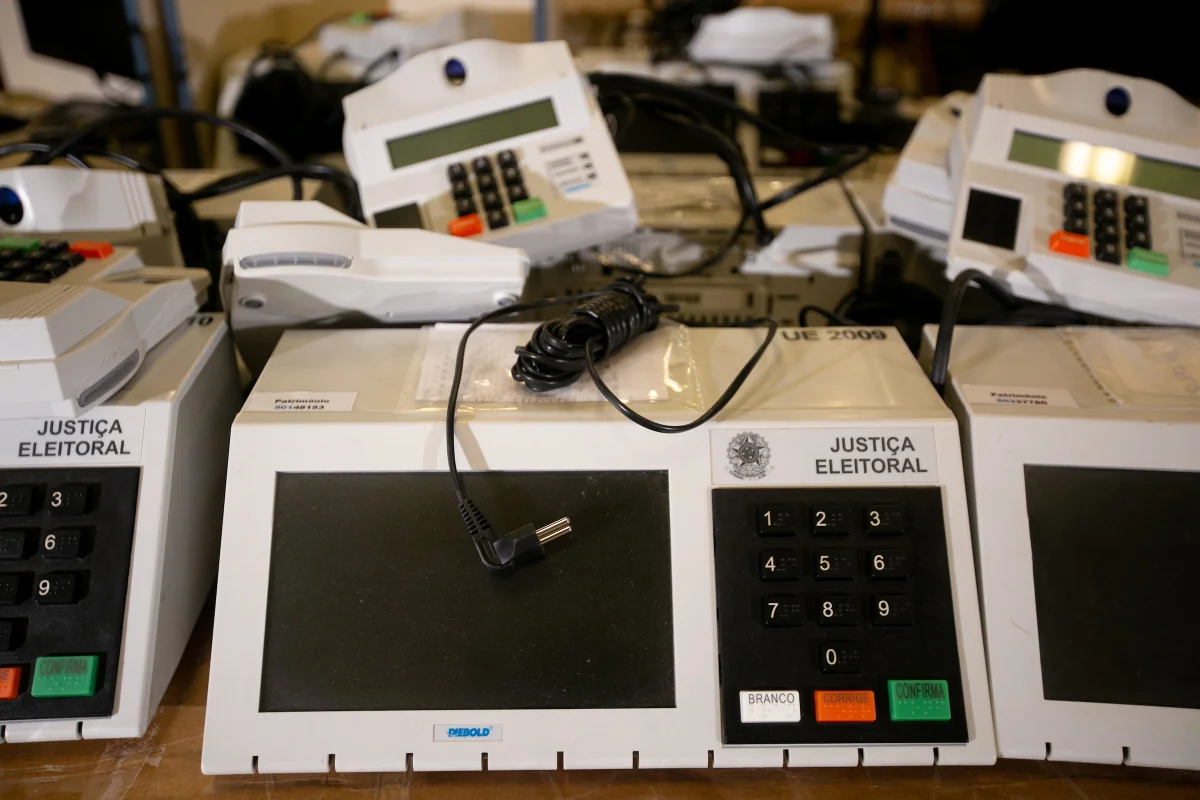 Imagem da matéria: Nas primeiras horas de votação, 421 urnas já foram substituídas, diz TSE