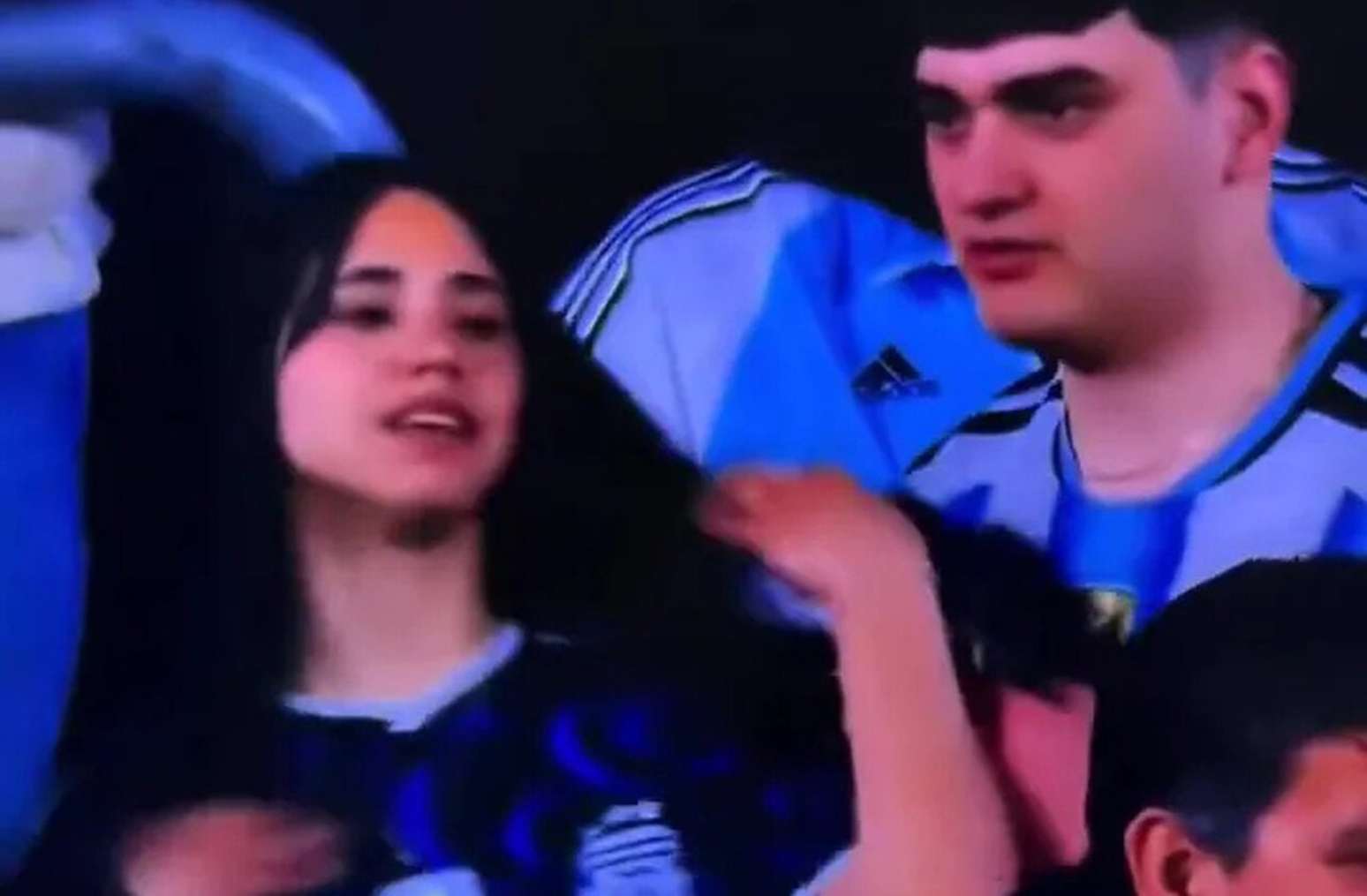 Casal de jovens chamou a aten&ccedil;&atilde;o na transmiss&atilde;o do jogo de despedida de Messi &ndash;