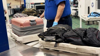 Raio-X no aeroporto expõe arma perigosa ilegalmente escondida na bagagem de mão do passageiro