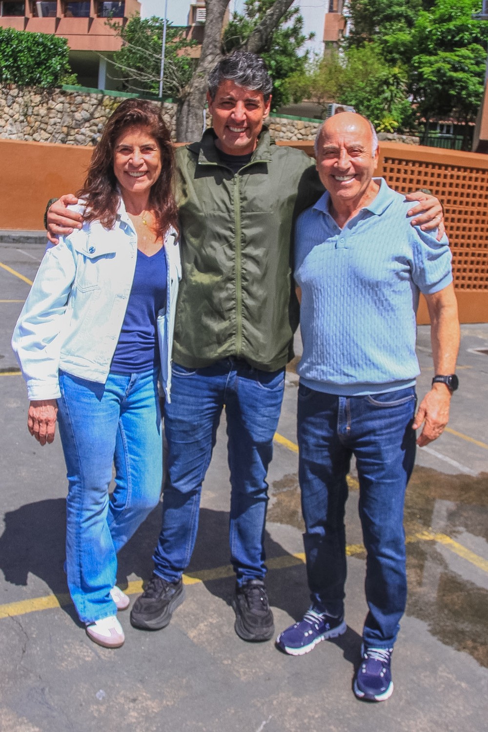 Bruno de Luca vota ao lado dos pais, na Barra da Tijuca — Foto: Fabrício Pioyani Agnews