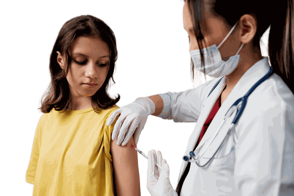 Adolescente tomando vacina: Todos os menores de 20 anos devem receber a vacina para a proteção da meningite — Foto: Magnific