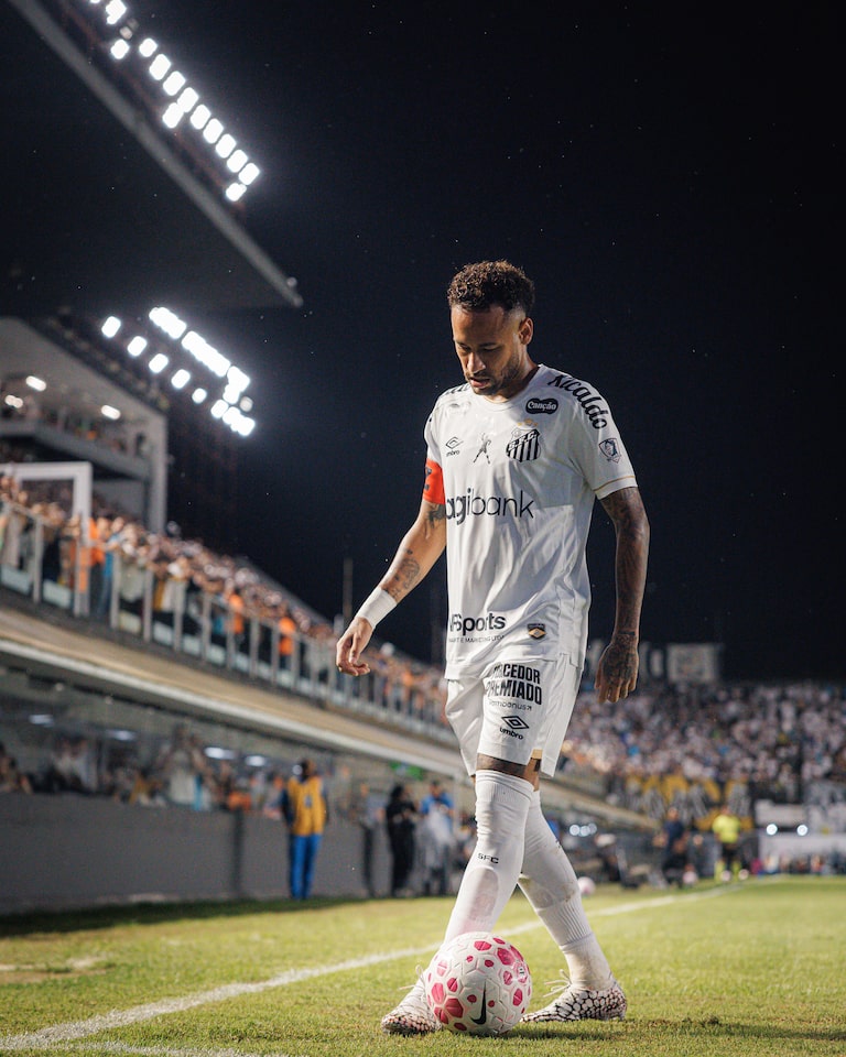 Neymar é denunciado pelo STJD por expulsão pela ‘Lei Vini Jr.’ em Santos x Bahia
