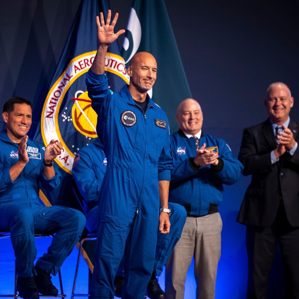 Luca Parmitano, miembro de la tripulación de Artemis III, saluda al público durante la conferencia de prensa en el Centro Espacial Johnson