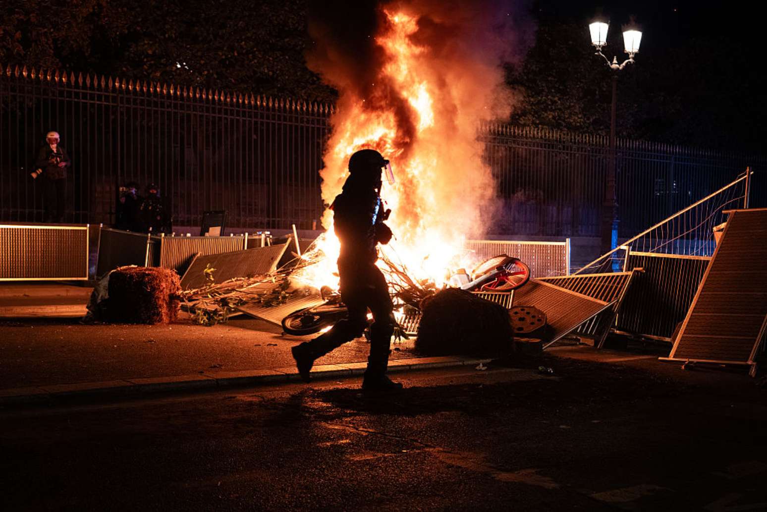 Milhares de manifestantes tomam as ruas de Paris, Fran&ccedil;a, em 17 de outubro de 2026