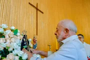 Presidente Lula (PT) e estatueta de Nossa Senhora Aparecida