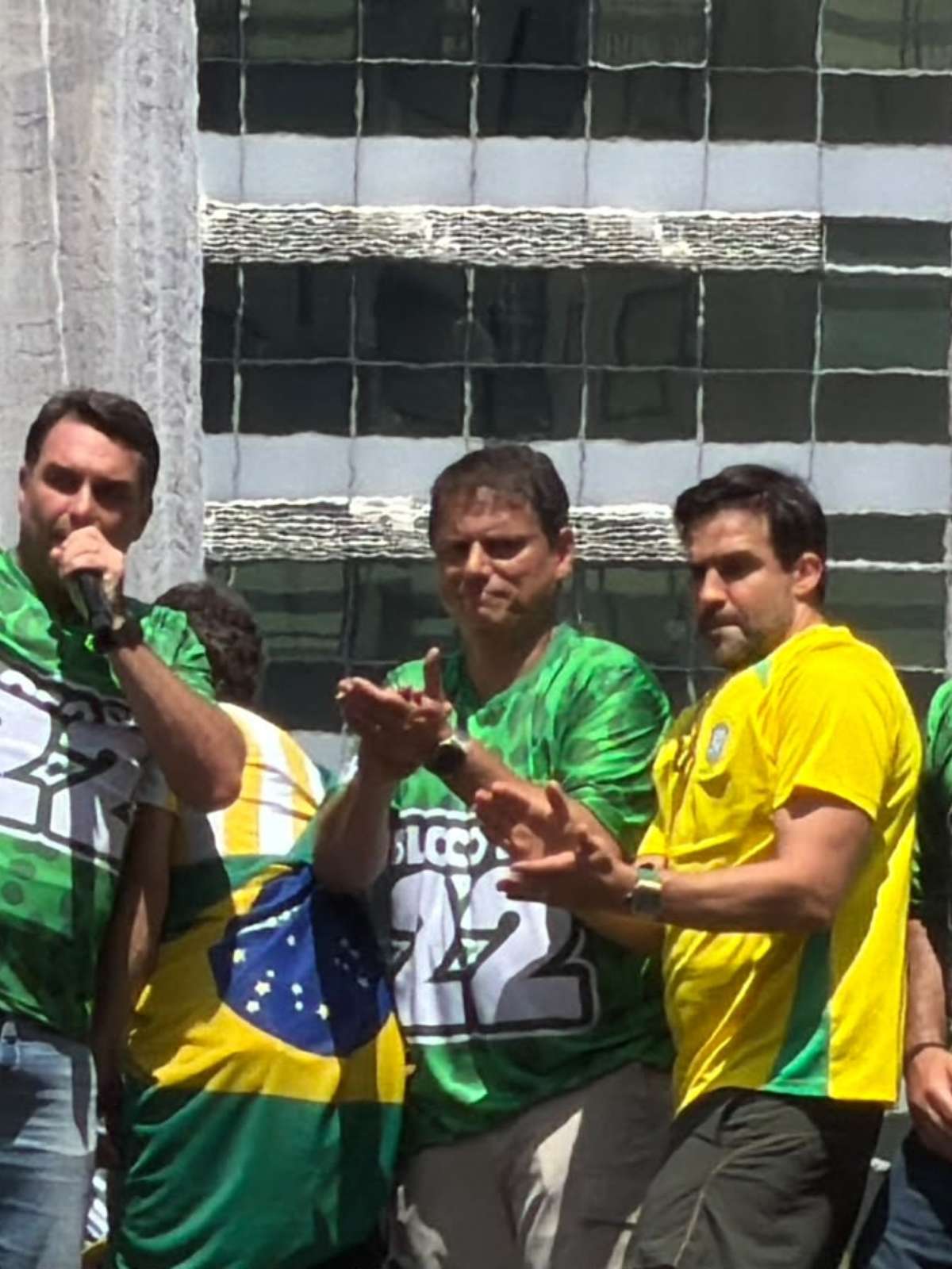 Flávio faz discurso rápido, diz que irá ‘poupar a voz’ para debate na Band em ato em SP