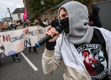 Protestos na França: 135 pessoas foram presas; polícia usa bombas para conter manifestações