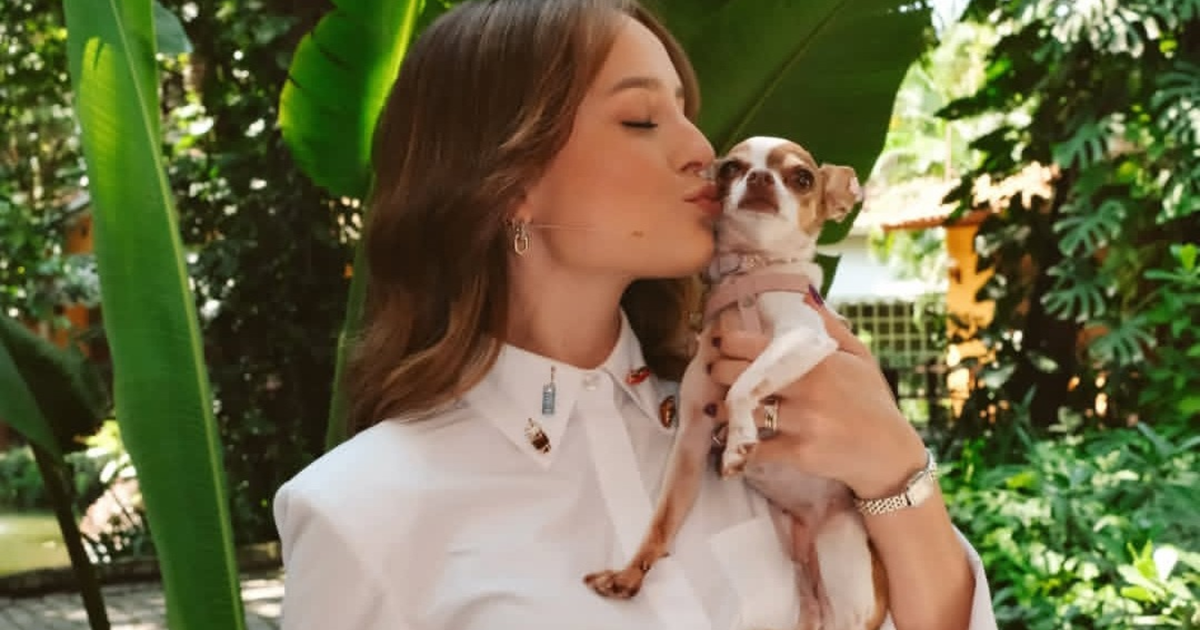 Truque de styling: Larissa Manoela atualiza camisa branca com broches para o programa 'É de Casa'