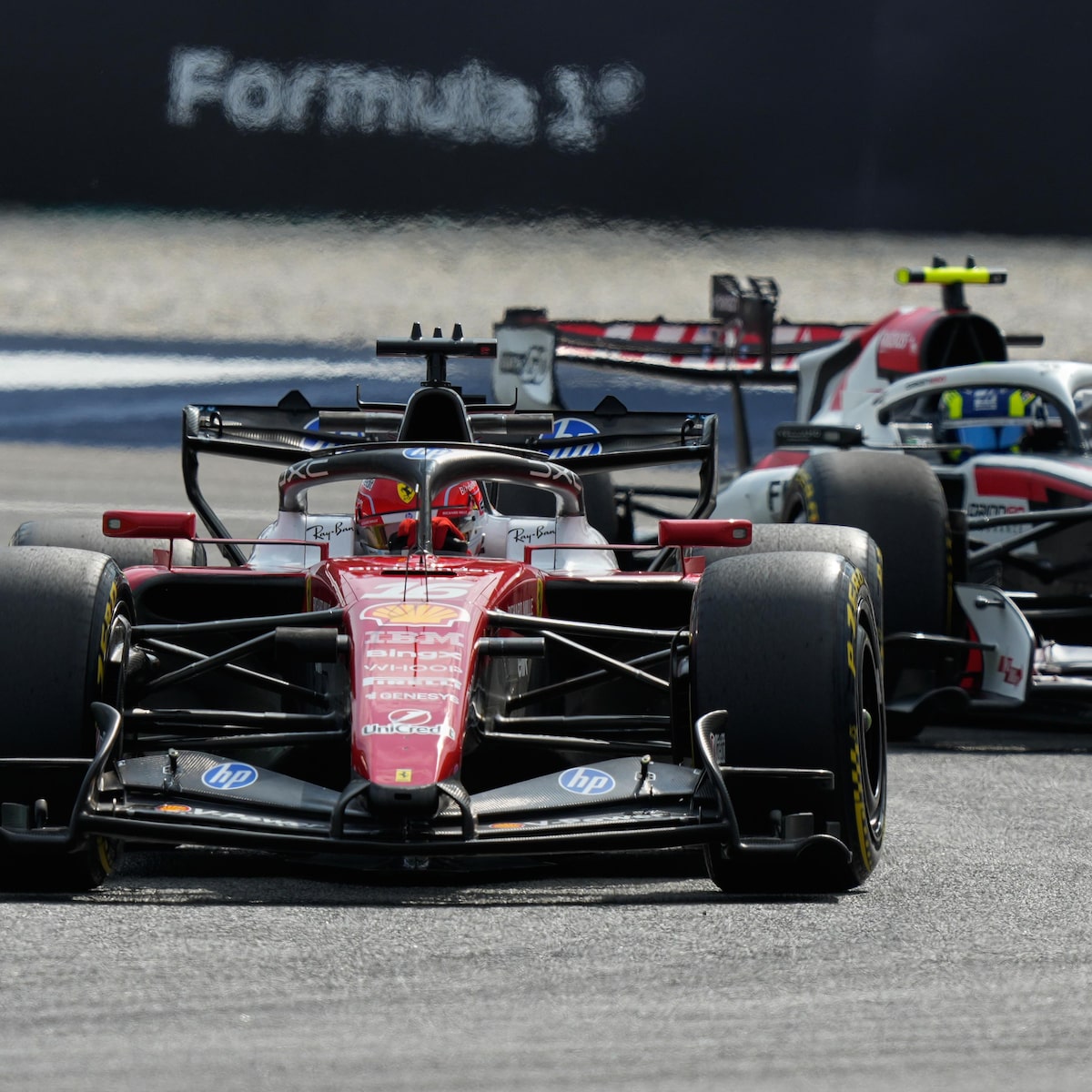F1: Leclerc lidera 2º treino livre do GP do Bahrein marcado por confusão entre Hamilton e Bortoleto