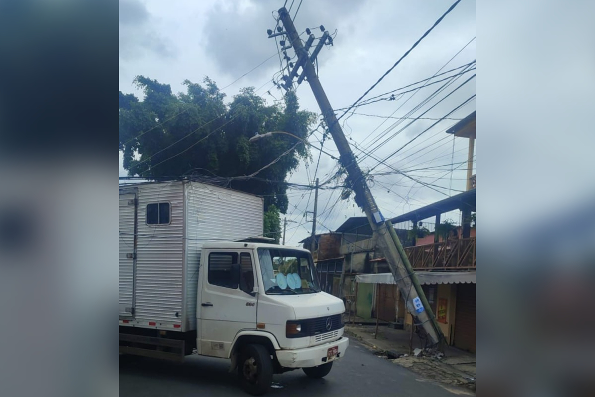 Fio de energia cai sobre caminhão e deixa três pessoas presas em BH