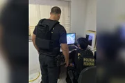 PF prende jovem de 19 anos com máscara e caderno de desenhos nazistas
