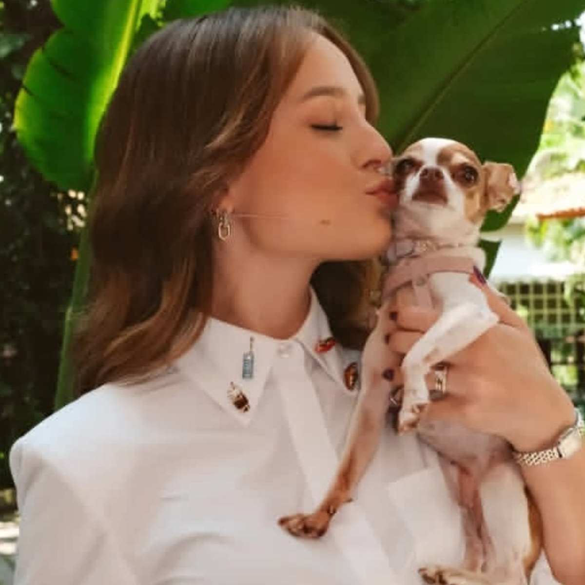 Truque de styling: Larissa Manoela atualiza camisa branca com broches para o programa 'É de Casa'