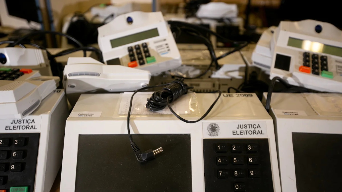 Nas primeiras horas de votação, 421 urnas já foram substituídas, diz TSE