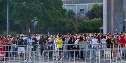 Elei&ccedil;&atilde;o 2026: Eleitores brasileiros aguardam na fila para entrar nos locais de vota&ccedil;&atilde;o da Universidade de Lisboa Foto: THAMIRIS SOUZA/FOTOARENA/ESTAD&Atilde;O CONTE&Uacute;DO