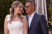 Bruno Avelar e Lívia trocam olhares carinhosos