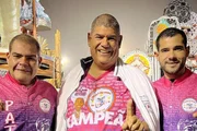 Milton Leite, presidente de honra da Estrela do Terceiro Milênio, desfila ao lado dos filhos