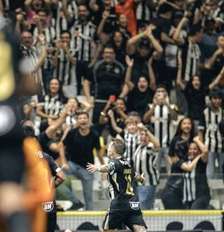 Reinier abre o placar e celebra com a galera. Vitória sobre o City Torque deixa o Galo com um pé na final da Sula. Foto: Pedro Souza / Atlético / Jogada10