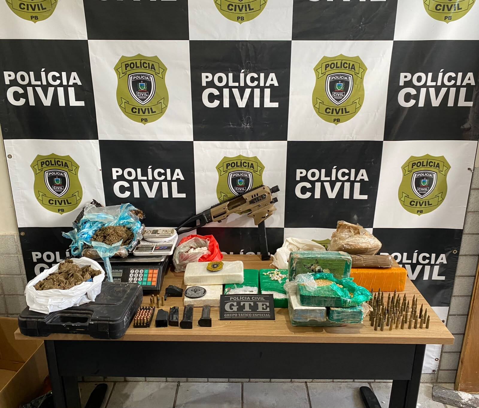 Imagem da matéria: PC desarticula depósito de drogas e munições no bairro do Rosário; prejuízo é de quase R$ 750 mil para o crime