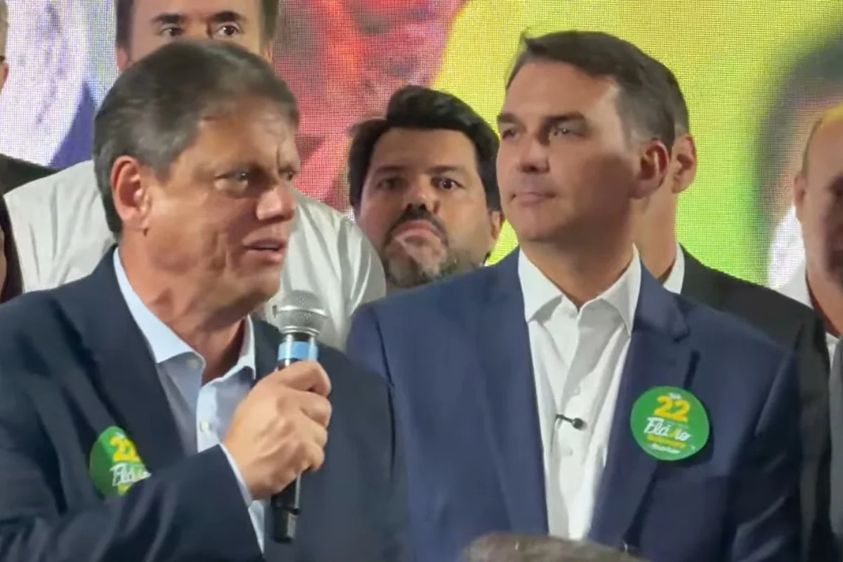 Tarcísio é surpreendido por fuga de Flávio e prepara fala sobre eleição